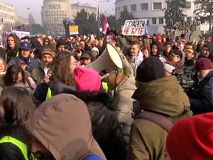 Одржан протест испред новосадске скупштине - студенти прочитали полицијску заклетву полицајцима који су чували улаз у зграду