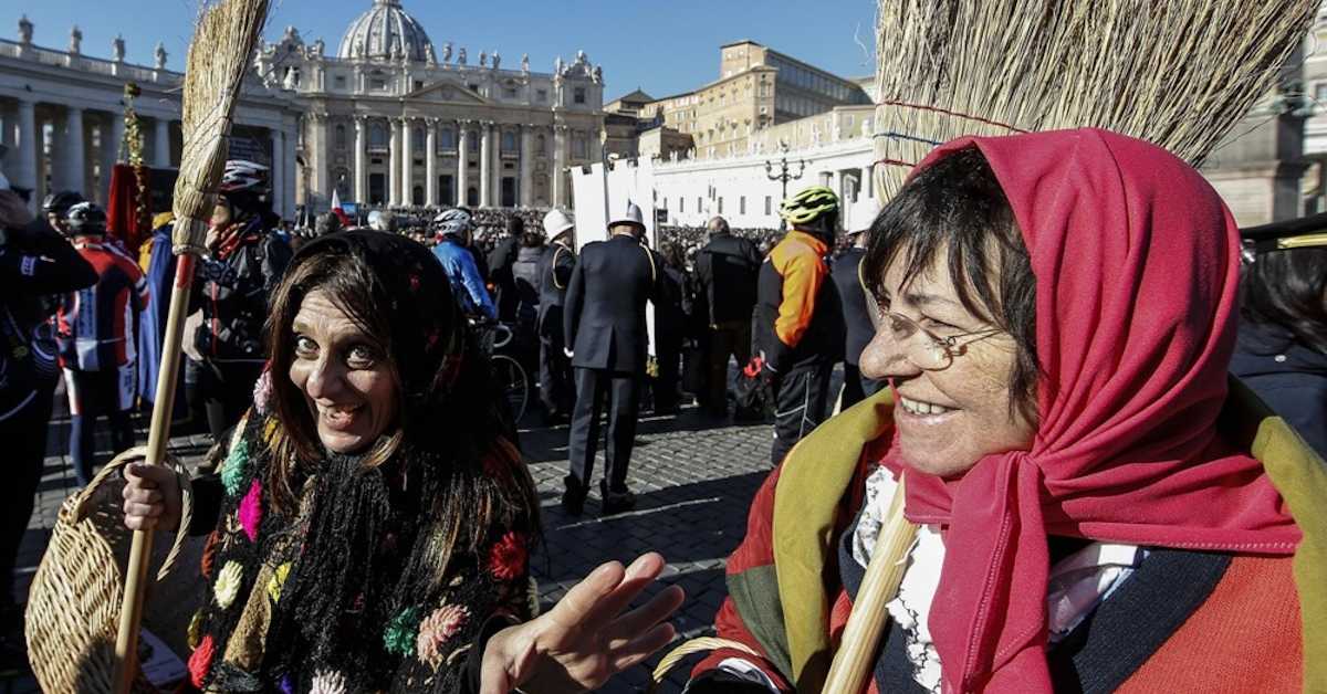 Новогодишње јутро је близу, али Италијани чекају Бефану да им донесе поклоне (EPA-EFE/ / FABIO FRUSTACI) Новогодишње јутро је близу, али Италијани чекају Бефану да им донесе поклоне