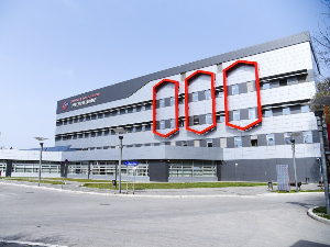 Младић који је пао кроз отвор у згради старе Азотаре у тешком стању