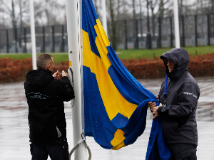 Шведска застава се завиjорила испред седишта НАТО-а