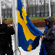 Шведска застава се завиjорила испред седишта НАТО-а