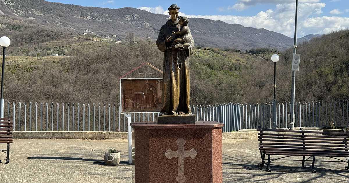 Светиња у којој се Албанци свих вероисповести заједно моле (РТС / Драгана Вучићевић) Светиња у којој се Албанци свих вероисповести заједно моле