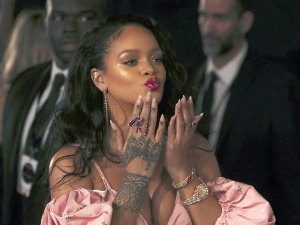 Ријана уживала у базену са саудијским бизнисменом