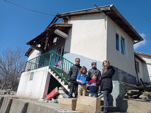 После пожара Канцеларија за КиМ шаље помоћ за осмочлану породицу из околине Косовске Каменице