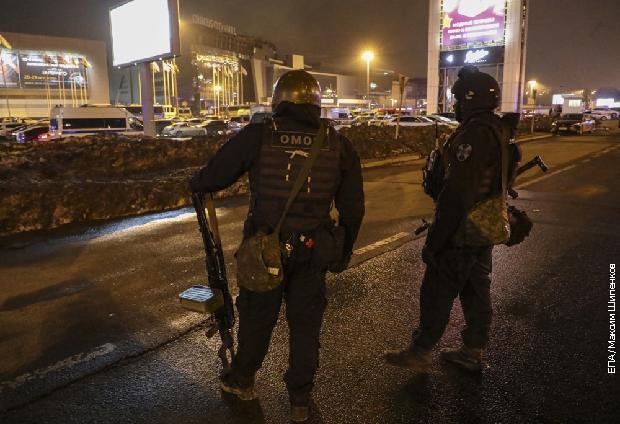 Руски полицајци распоређени око Крокус тржног центра у предграђу Москве
