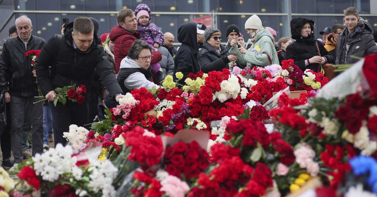 Москва жали и одаје пошту убијенима у терористичком нападу – двојица од оптужених признали кривицу