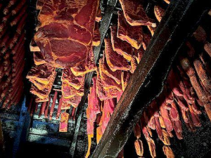 Квадратура круга-Село које живи од пршуте и печења