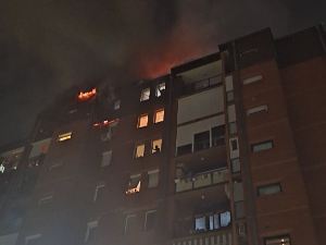 Ватрогасци се више сати борили са пожаром у Чачку, евакуисано 50 станова