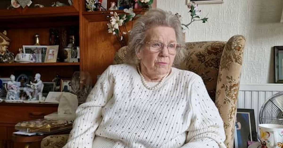Најстарија британска конобарица, Вајолет Гарати, одлази у пензију у 92. години (Printskrin/FB) Најстарија британска конобарица, Вајолет Гарати, одлази у пензију у 92. години