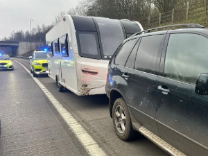 Једанаестогодишњак возио ауто-путем БМВ који је вукао украдену приколицу