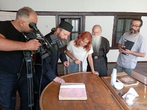 Право на сутра-Дечани до неба уздигнути