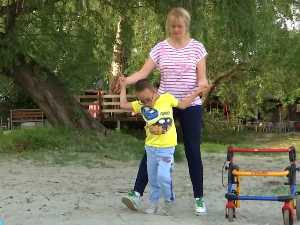 Филипу је потребна наша помоћ за први самостални корак