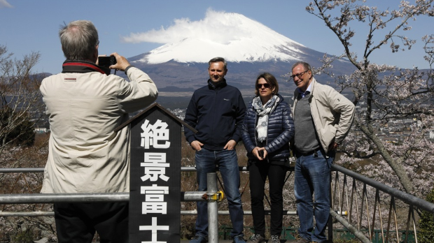 Због бахатих туриста Јапанци граде баријеру да блокирају поглед на планину Фуџи