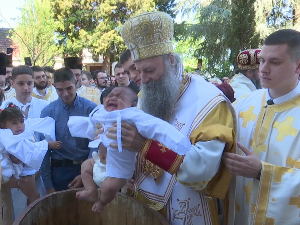 Патријарх Порфирије на Цвети крстио тридесеторо деце у Храму Свете Тројице