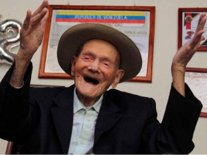 Најстарији мушкарац на свету преминуо два месеца пре свог 115. рођендана, дочекао је 12 чукунунучади