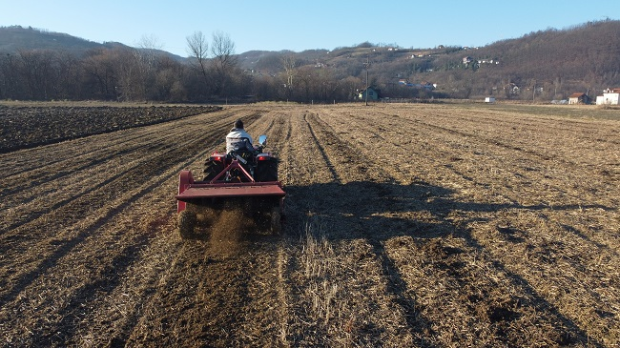 Srpske njive obrađuju stari traktori – kako do nove mehanizacije