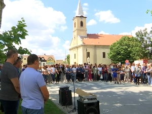 Подршка професору кога је повредио бивши ученик, школе у Бачкој Паланци обуставиле рад на сат времена