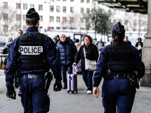 Приведени ранио двојицу полицајаца  у Паризу, отео службени пиштољ током претреса