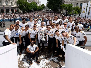 Фудбалери Реала на улицама Мадрида прославили шампионску титулу