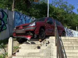 Аутомобил се "заглавио" на степеницама код Хитне помоћи у Београду