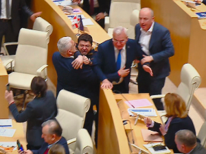 Изгласан контроверзни закон о страним агентима у Грузији, уочи гласања туча у парламенту