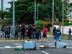 Француска: Расте број жртва немира на Новој Каледонији, обустављени комерцијални летови, блокирано 3.200 људи