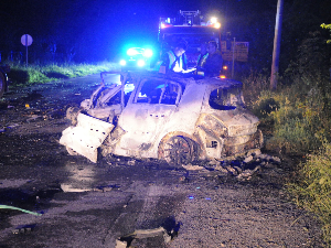 Аутомобил код Краљева изгорео после судара са камионом, возач погинуо