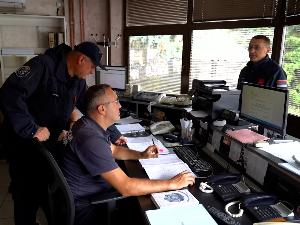 Ужички ватрогасци спасили две жене и дете из аутомобила у бујици