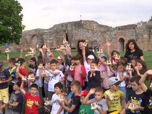 Феликс Ромулијана: Путовање ученика кроз време