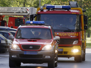 Пожар у стамбеној згради у Новом Саду, повређени девојчица и младић