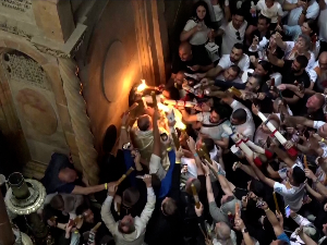 Благодатни огањ уз појачане мере безбедности унет у Храм Васкрсења Христовог у Јерусалиму