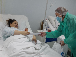 "Српска солидарност" даривала породиље и бебе рођене током празника на КиМ