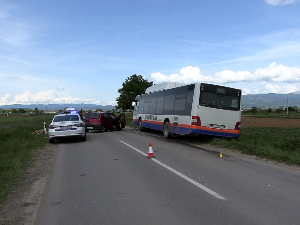 Аутомобил ударио у аутобус на путу Лесковац-Ниш, једна особа повређена