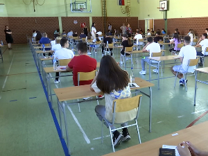 Почео завршни испит: Мали матуранти полагали тест из матерњег језика     
