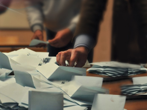 Изборна ноћ – Листа око СНС-а прогласила победу у већини општина и градова, у току бројање гласова