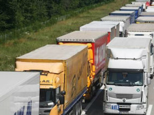 Теретњаци на Келебији на излазу из земље чекају четири сата