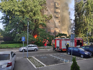 Пожар у кафићу на Новом Београду, ватра захватила више станова - нема повређених