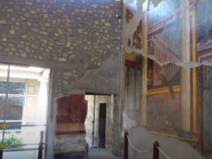 Преживеле су ерупцију Везува, али фломастер туристе нису – оштећена фреска у Херкулануму