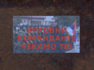 Север КиМ облепљен плакатима са сликом Вучића: Врховни команданте, чекамо те