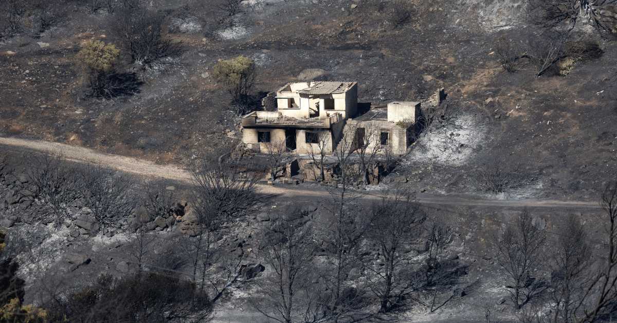 Два пожара избила на Атици, борба с ватром и на грчким острвима (Foto: Tanjug/AP Photo/Yorgos Karahalis) Два пожара избила на Атици, борба с ватром и на грчким острвима