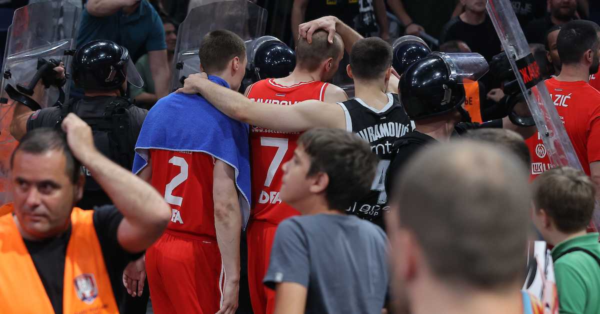 Хаос у "Арени", финале Супер лиге прекинуто због увреда са трибина