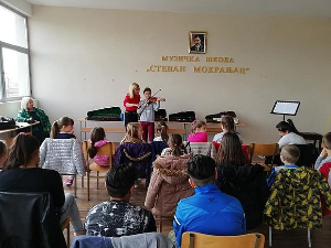 Право на сутра-Американка и музичари у Лапљем селу