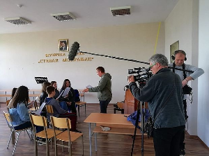 Право на сутра-Американка и музичари у Лапљем селу