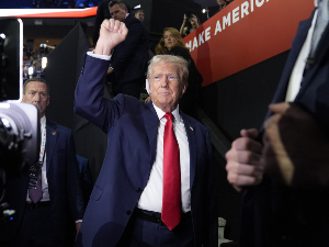 Форбс: Трамп богатији за милијарду долара после атентата; Бајден се извињава због насилне реторике
