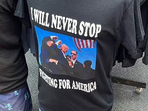 Кинези повукли из продаје мајице са ликом Трампа и подигнутом песницом после атентата
