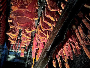 Квадратура круга-Село које живи од пршуте и печења