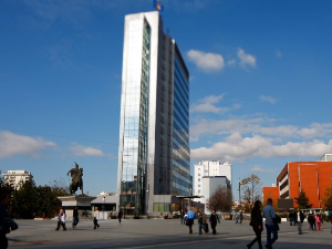 Запаљена два службена возила испред зграде општине Звечан