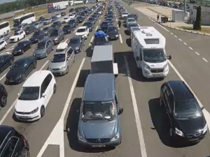МУП апелује на возаче да не надокнађују време проведено на границама пребрзом вожњом