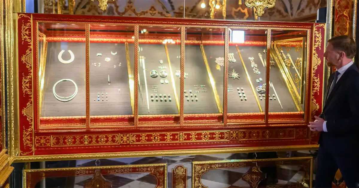 Дијаманти украдени у пљачки столећа враћени под дрезденски „Зелени свод“ (dpa/picture alliance / Robert Michael) Дијаманти украдени у пљачки столећа враћени под дрезденски „Зелени свод“