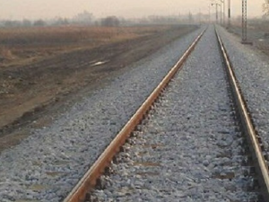 Теретни воз налетео на трактор са приколицом, једна особа погинула